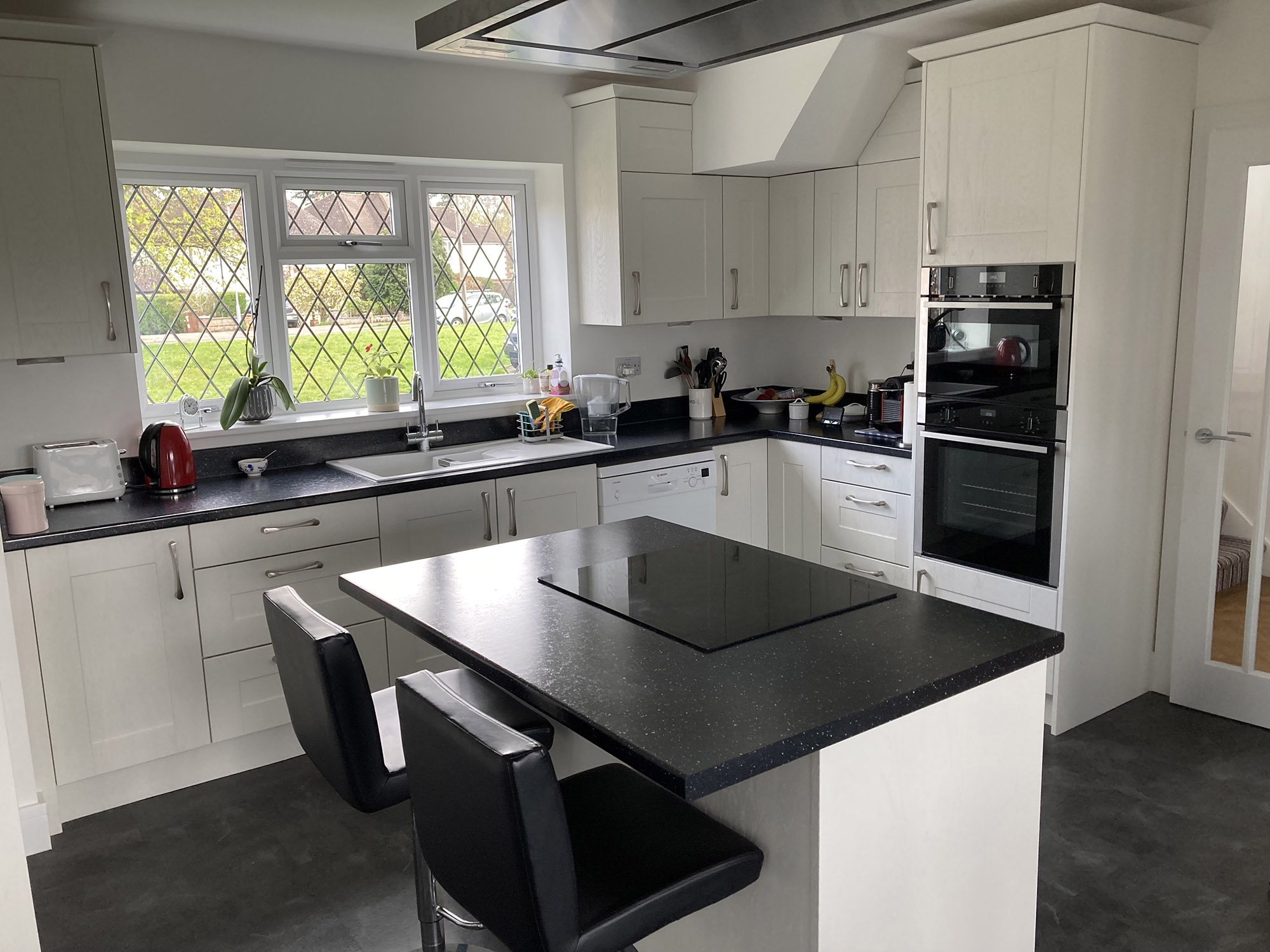 Black & white kitchen